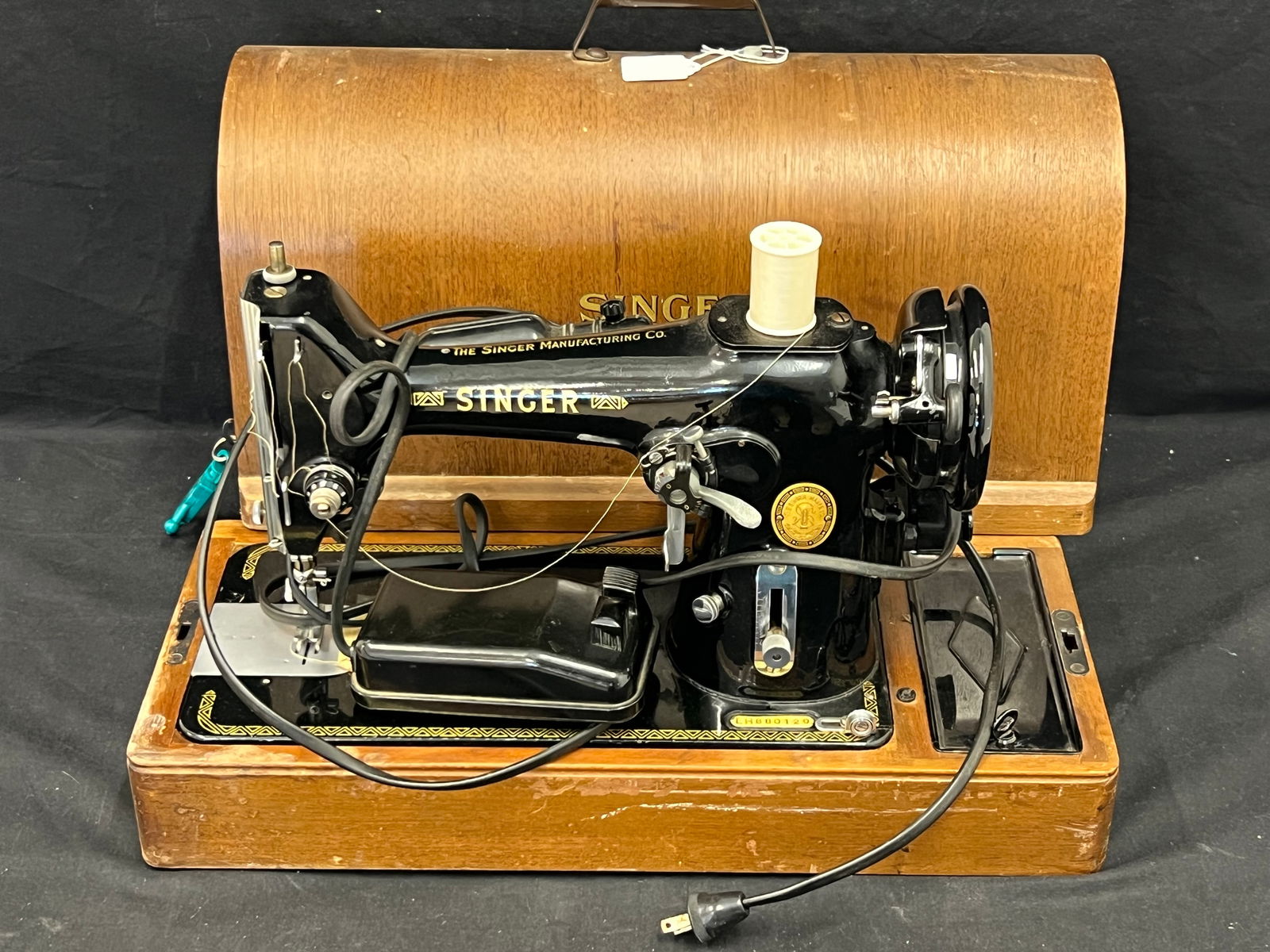 Early Singer Sewing Machine w/ Locking Case - (WORKS)Model BA3-8-SS w/ Key, #AU52-17-1 , Locking (1 of 8)