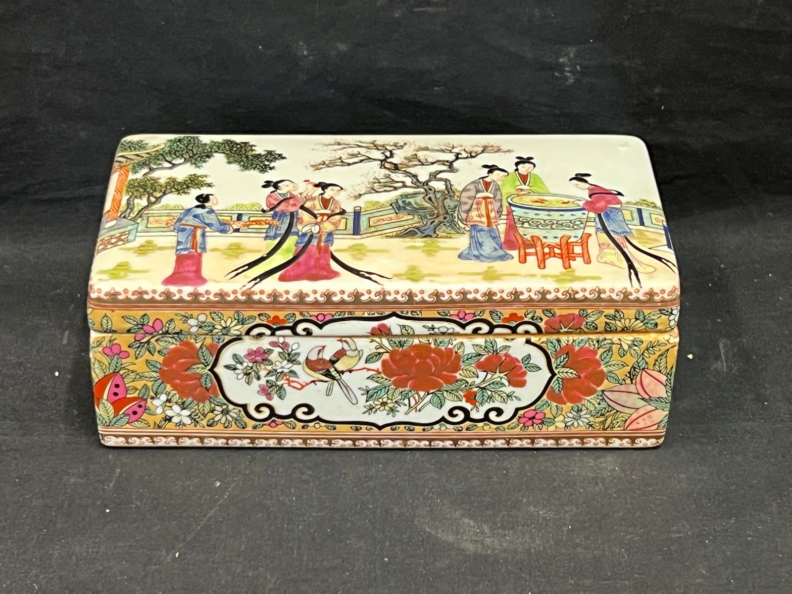 Qing Dynasty Handpainted Porcelain Box w/ Lid 7.75'' x 4'' x 2.75'' (1 of 6)