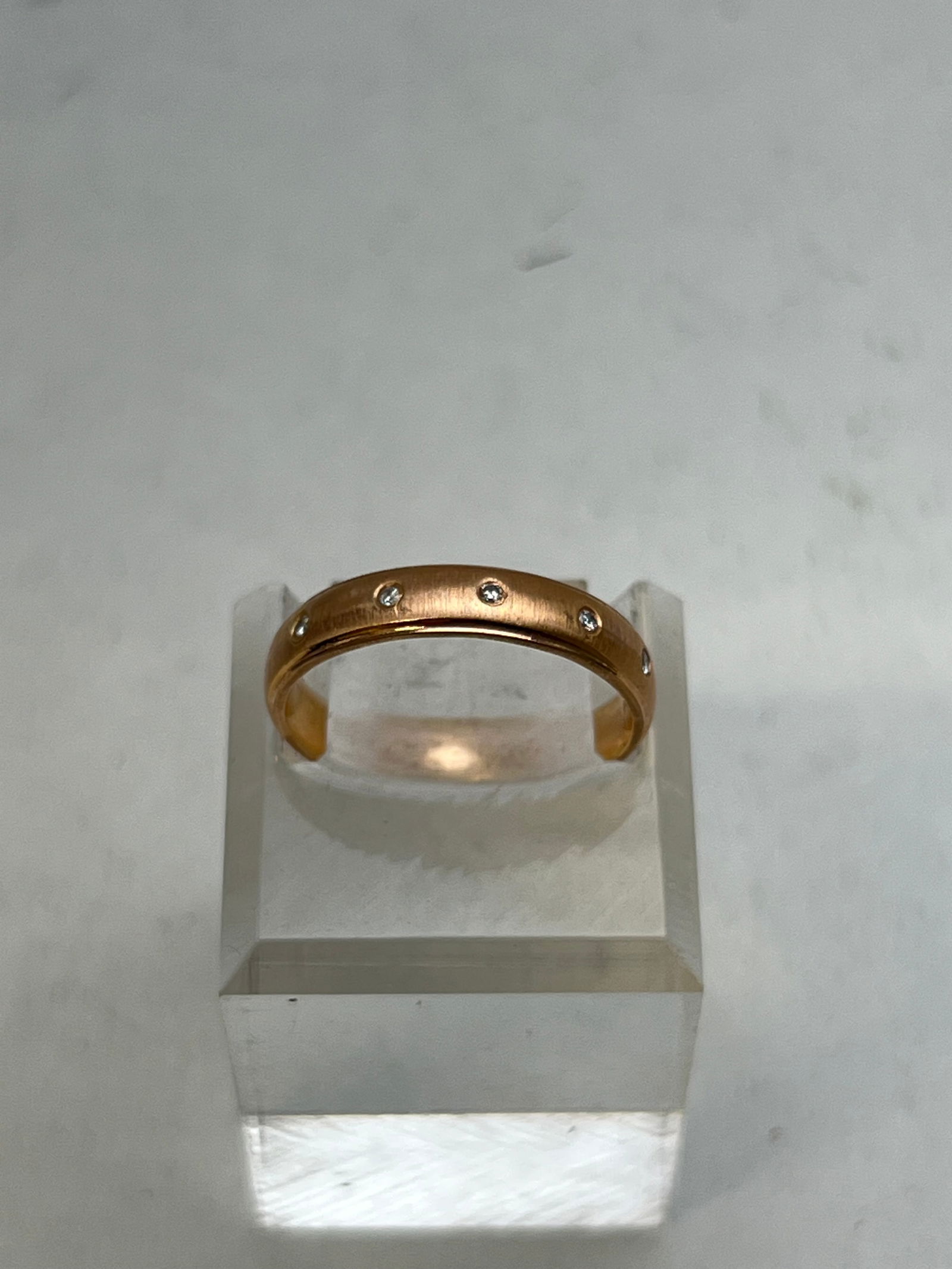 14K Gold Band Ring 5 Small Diamonds, TW 1.5g, Sz 7 (1 of 4)