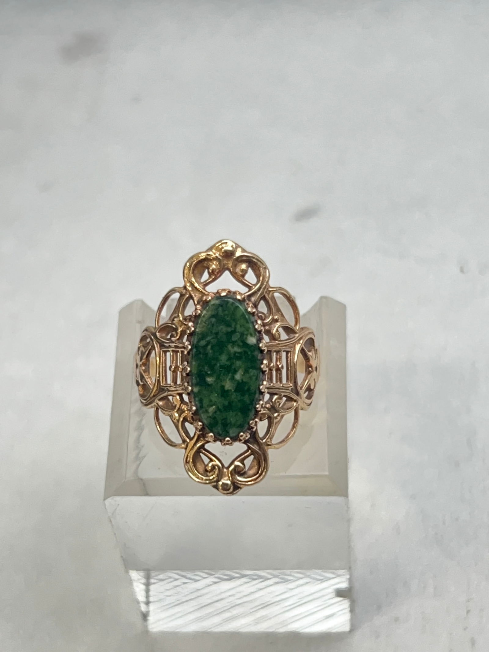 10K Gold Vintage Green Stone Ring, Sz 7 - Ornate 10K Gold Setting: 10K Gold Vintage Green Stone Ring, Sz 7 - Ornate 10K Gold Setting
