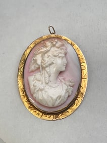 10K Gold Pink Cameo Brooch / Pendant, 18.8g TW, 2'' x 1.5'' - Etched Design 10K Yellow Gold Framed