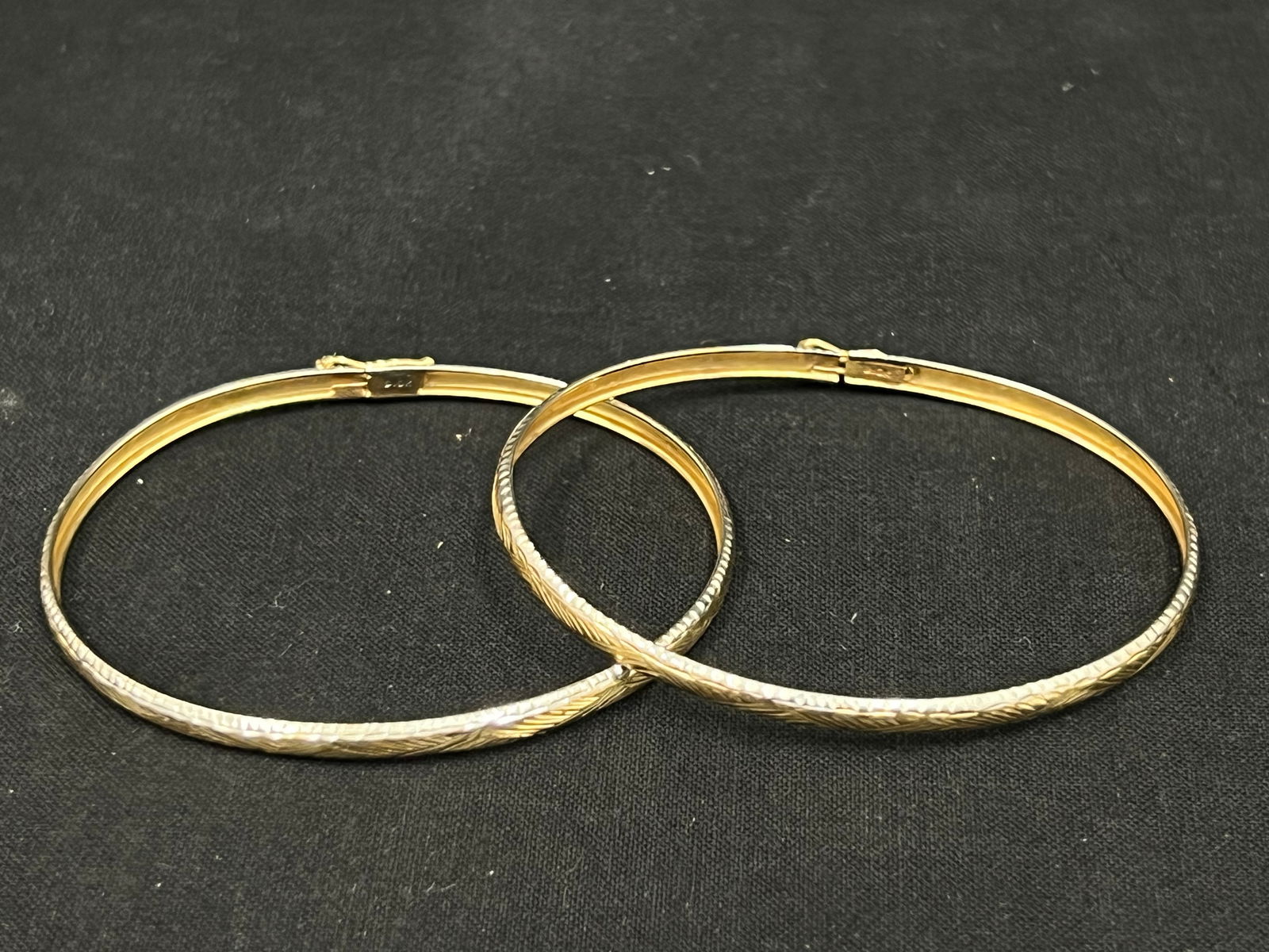 (2)Vtg 10K Gold Yellow & White Gold Bangles, 5.6g TW - Etched Design, Safety Latch Closure, 2.5'': (2)Vtg 10K Gold Yellow & White Gold Bangles, 5.6g TW - Etched Design, Safety Latch Closure, 2.5'' Circ