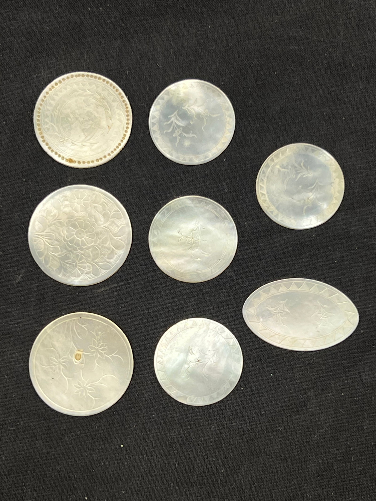 (8)Antique Chinese Mother of Pearl Gaming Tokens / Counters - 1.25'' to 1.125'': (8)Antique Chinese Mother of Pearl Gaming Tokens / Counters - 1.25'' to 1.125''