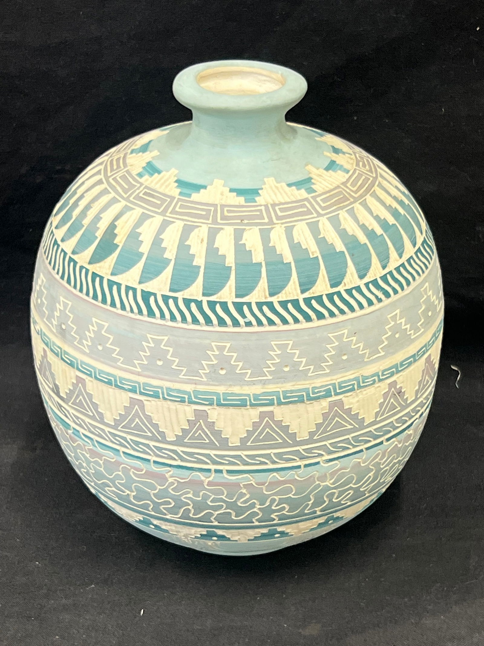 Tannia Smith Navajo Native American Pottery 8''T, Signed: Tannia Smith Navajo Native American Pottery 8''T, Signed