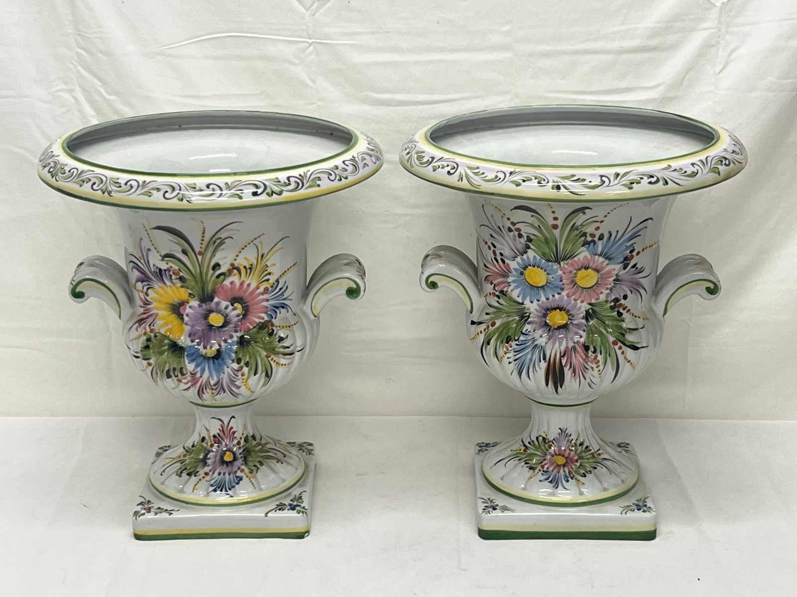 Pr Handpainted Portugal Planter Pots 13.5'' x 16'' - Hallmarked #d 543 - (See Photos , Small Chip): Pr Handpainted Portugal Planter Pots 13.5'' x 16'' - Hallmarked #d 543 - (See Photos , Small Chip)