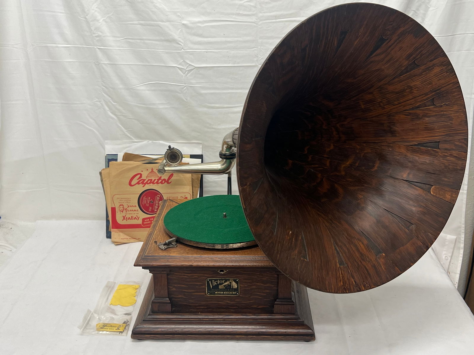 1905 Victor V Phonograph with Original Oak Spear Horn- Case 16.25'' x 16.25'' x 8'' , VV - Serial (1 of 15)