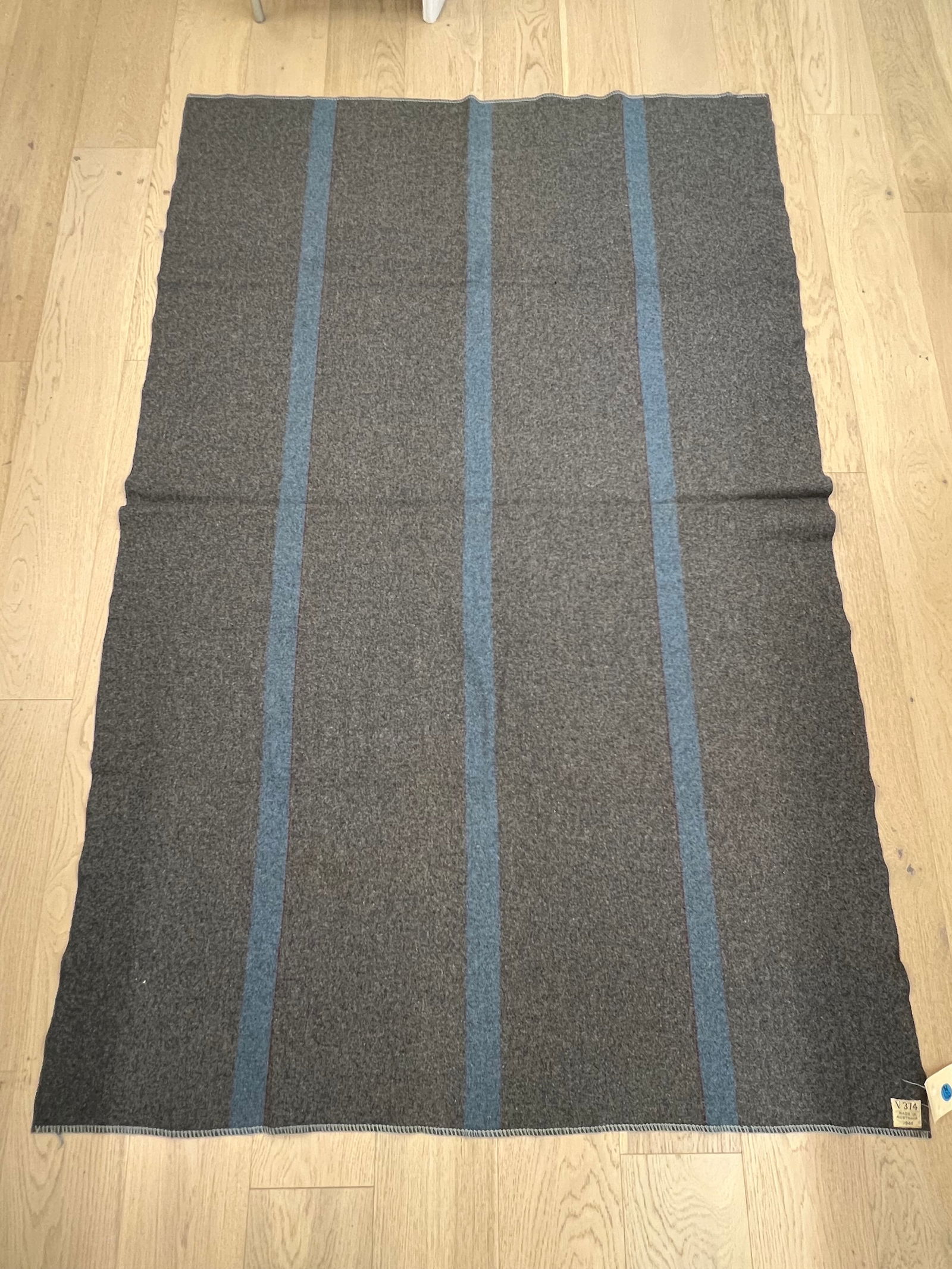 WWII 1944 Australian Military Wool Blanket 56'' x 84'' - Tag Marked V374 Australian 1944 (1 of 6)