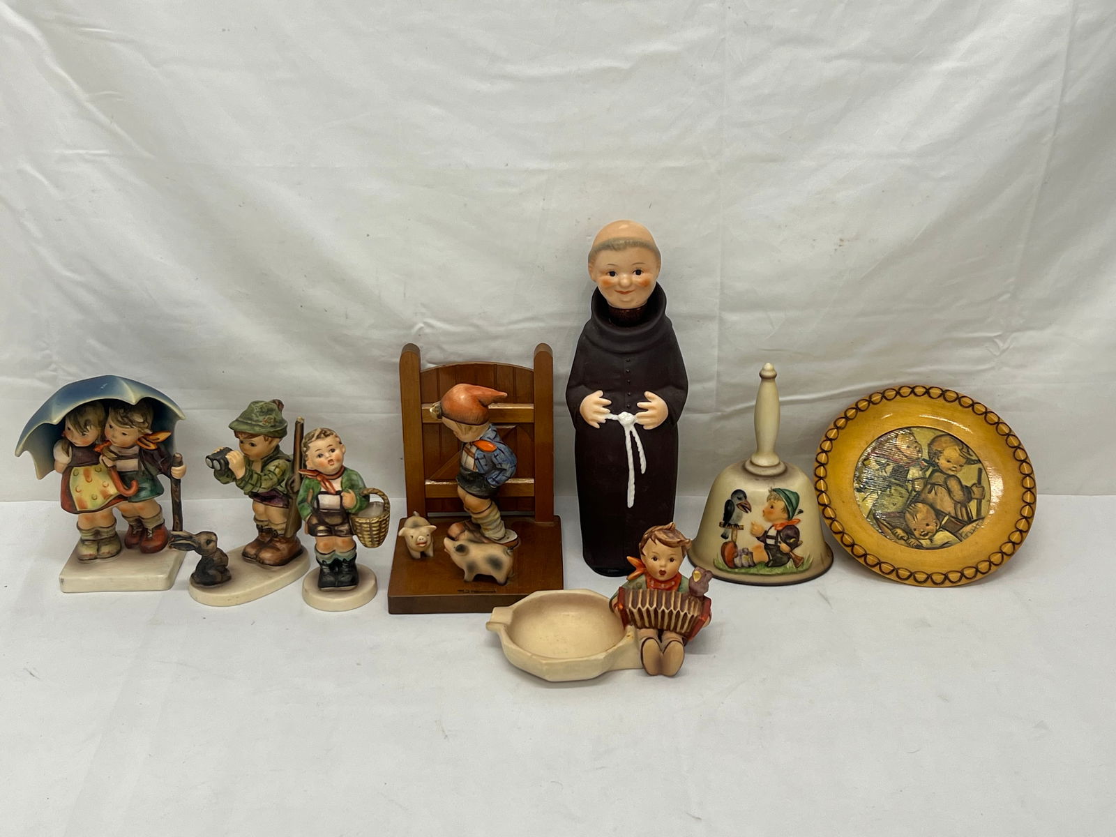 1960 & Newer Hummel Goebel-Figures,Music & More - Musical Wall Plaque (Happy Birthday Song), Stormy: 1960 & Newer Hummel Goebel-Figures,Music & More - Musical Wall Plaque (Happy Birthday Song), Stormy Weather, Boy with Basket, Bell + More