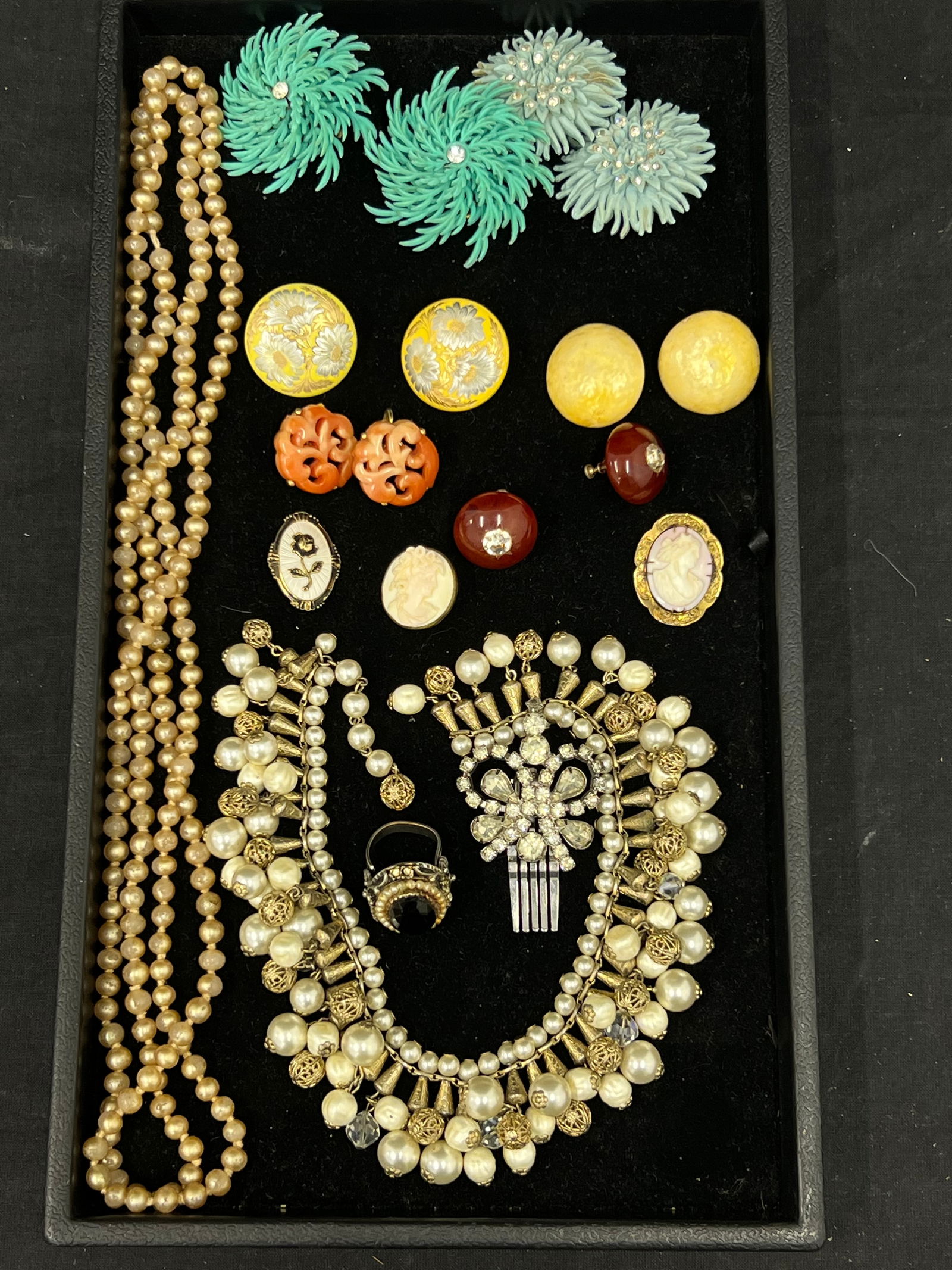 Lot Vintage Costume Jewelry (1 of 7)