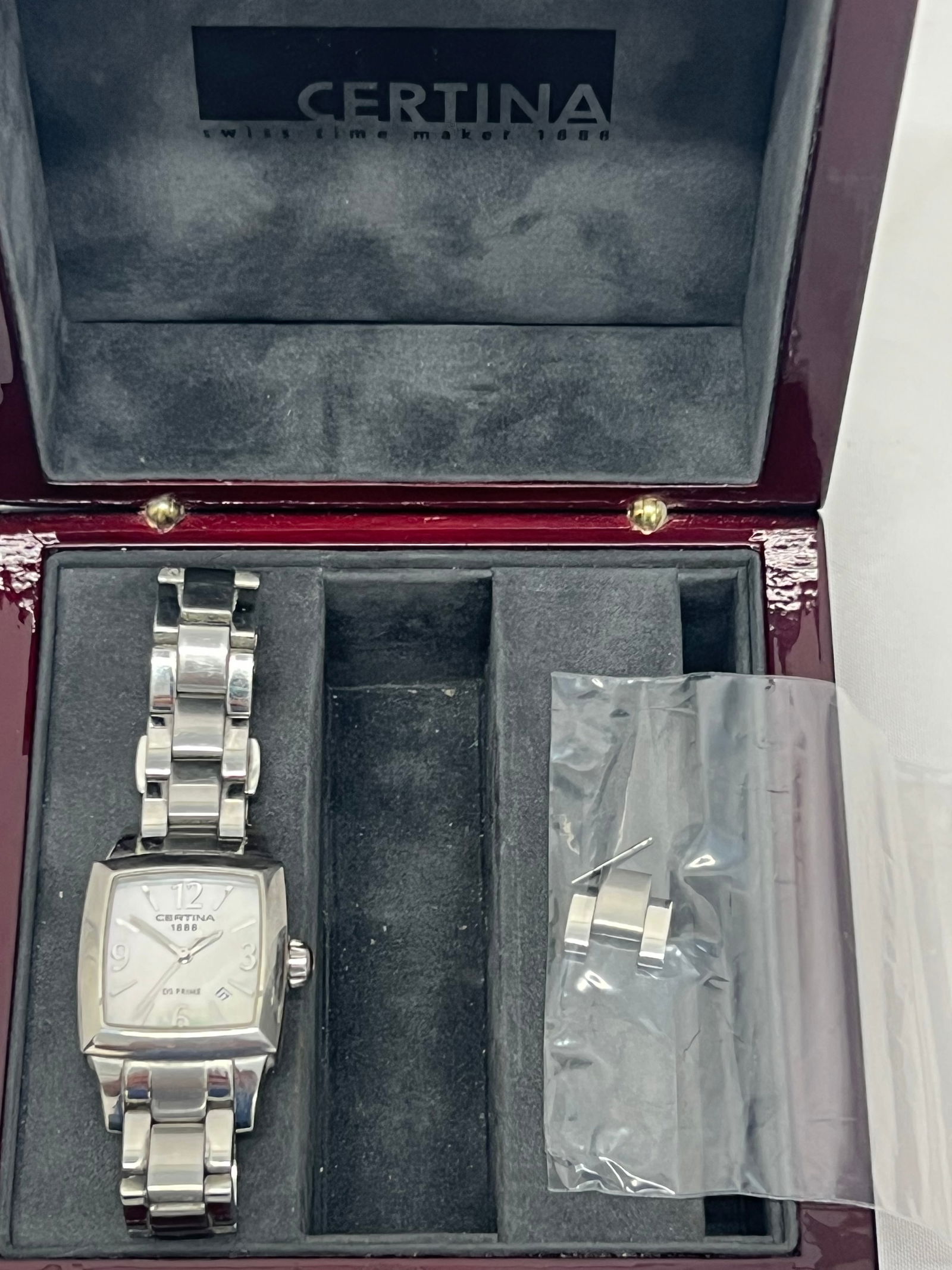 Vintage Certina Ladies Watch M.O.P. Dial - Serial #C004310A, Swiss Watch: Vintage Certina Ladies Watch M.O.P. Dial - Serial #C004310A, Swiss Watch, Steel Case, Sapphire Crystal with Original Wooden Box