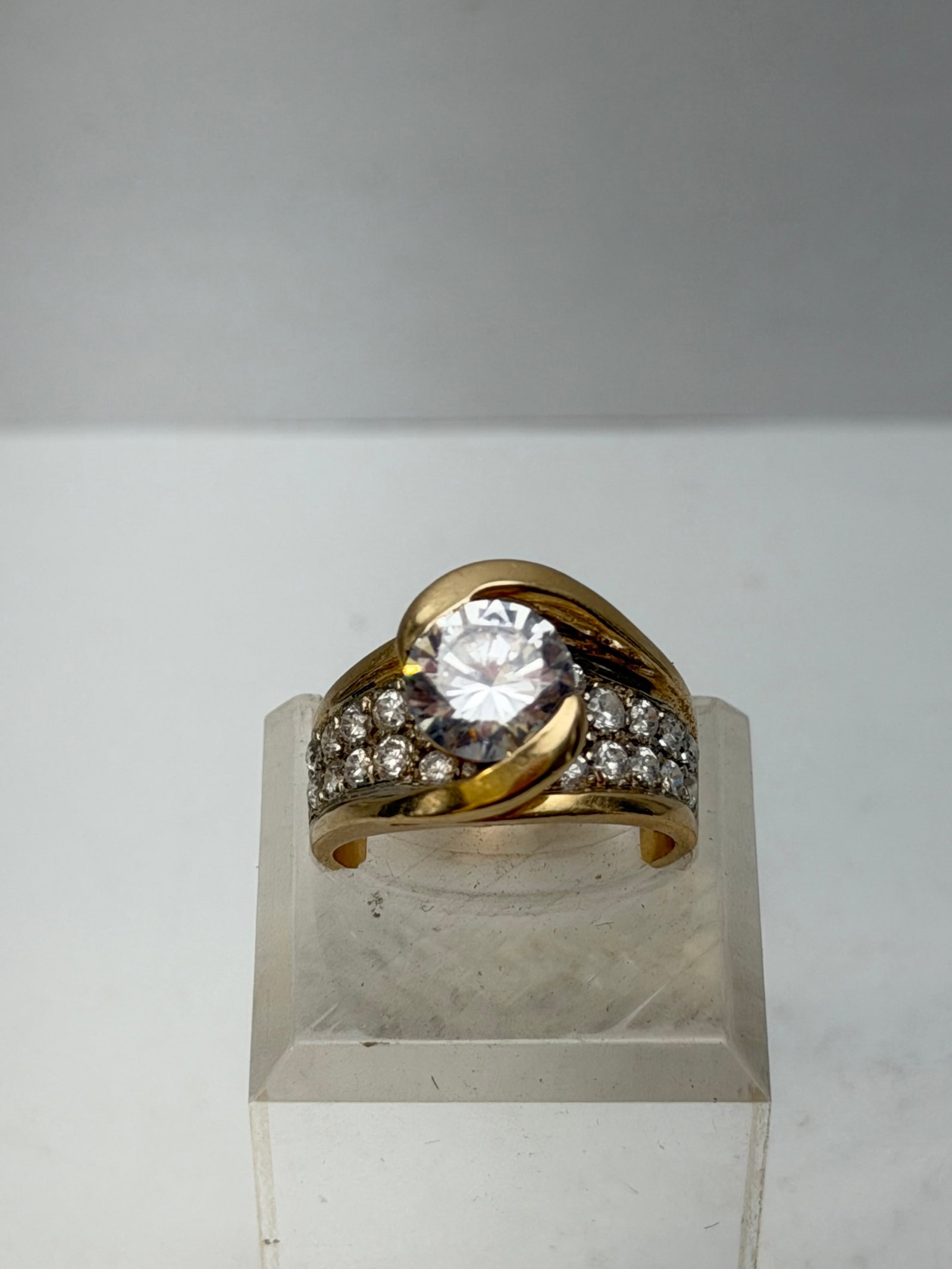 Vintage 14K Yellow Gold White Tourmaline Ring, Sz 6, TW 6.87g: Vintage 14K Yellow Gold White Tourmaline Ring, Sz 6, TW 6.87g - From Carmel, CA Estate