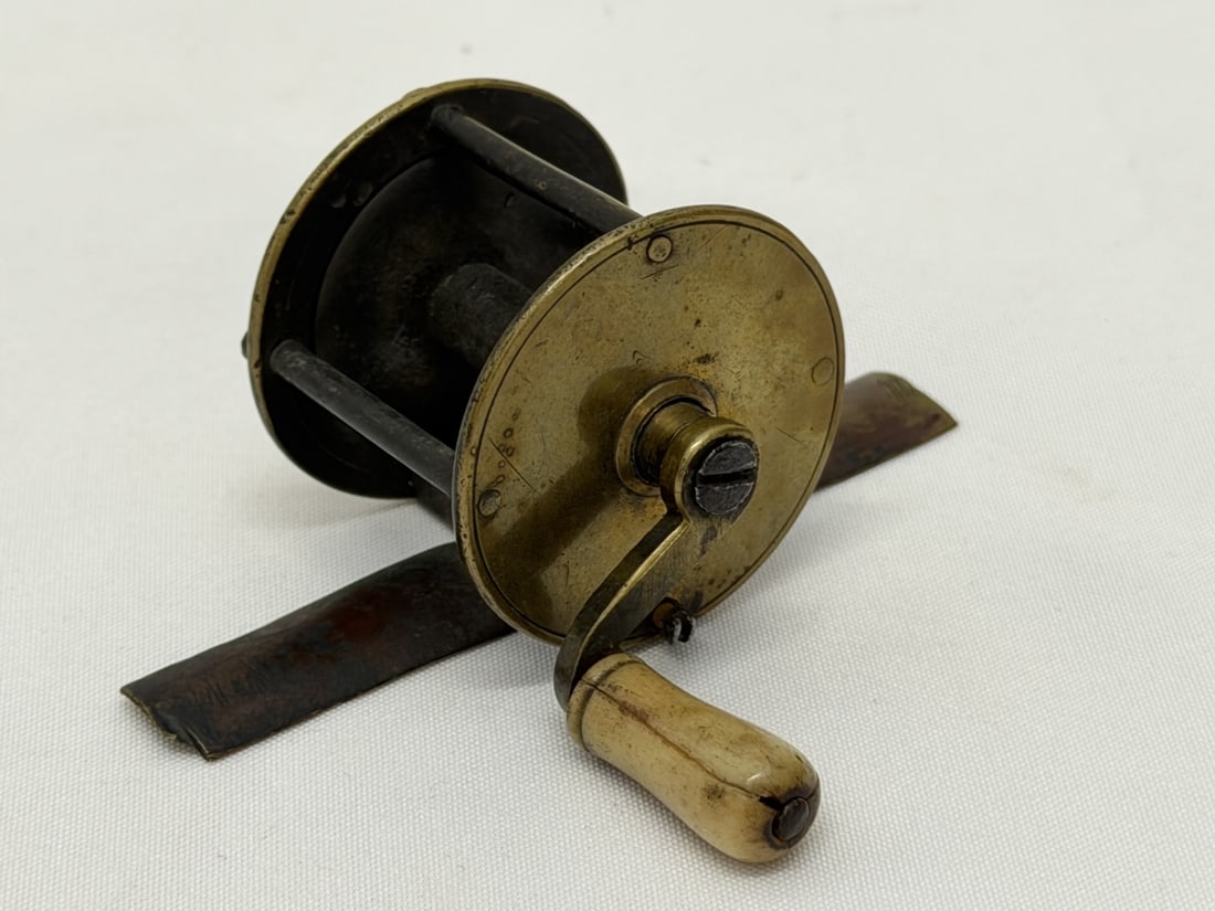 Unmarked Antique 1.5" Brass Bone Handle Bait Casting Fishing Reel (1 of 5)