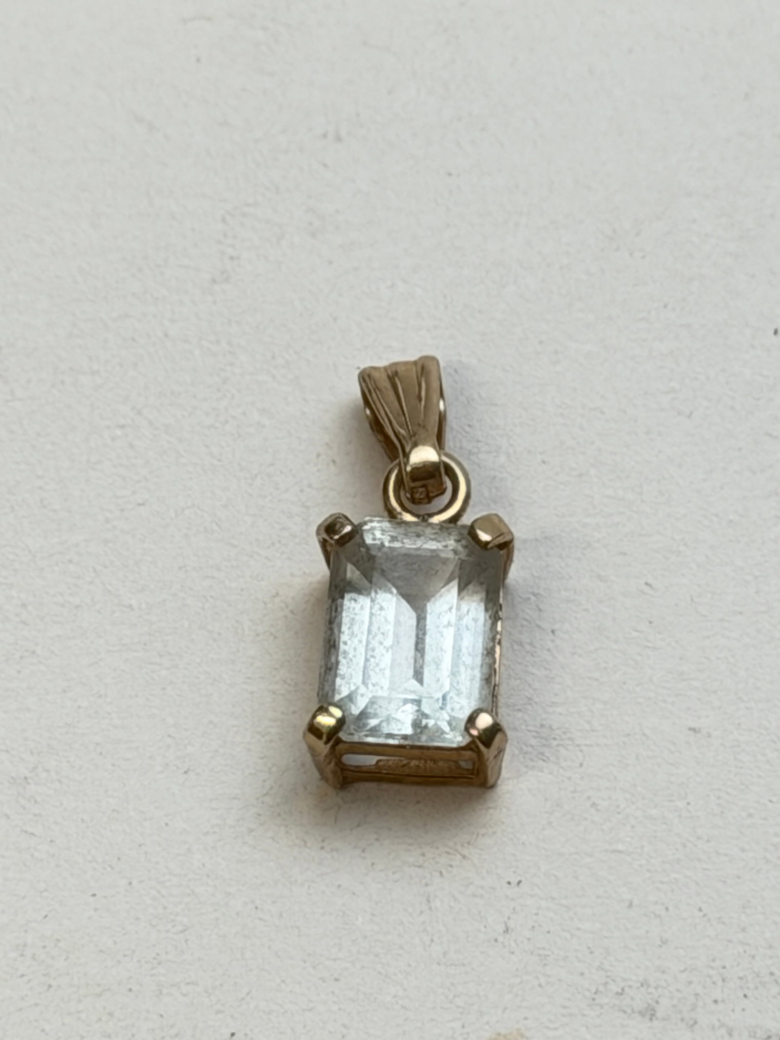 14K Gold Aquamarine Pendant: 14K Gold Aquamarine Pendant