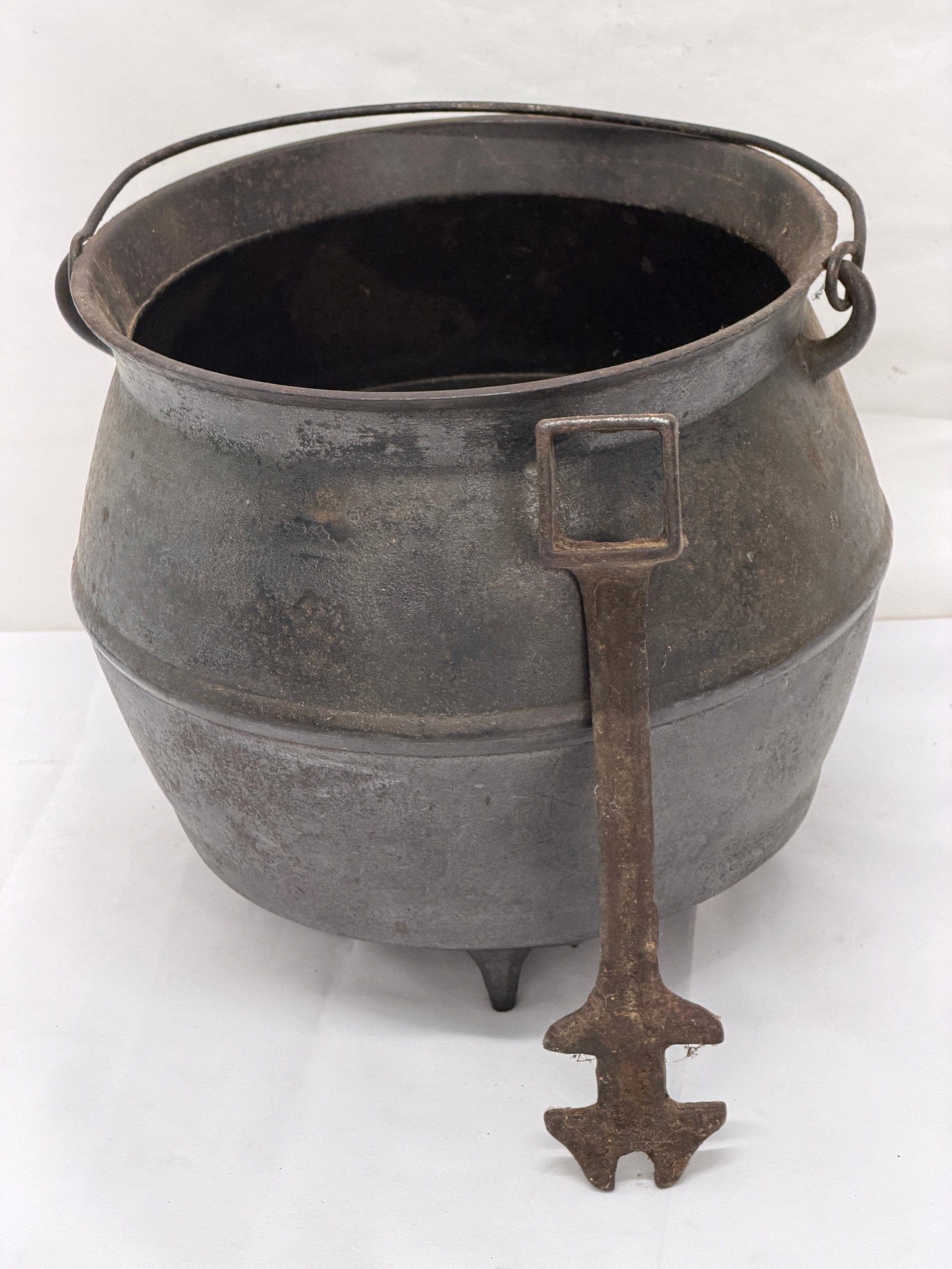 Cast Iron Cauldron / 3 Legged Bean Pot 9.5" x 9.5" (1 of 8)