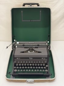 Vintage Royal Quiet De Luxe Typewriter with Locking Case (1 of 6)
