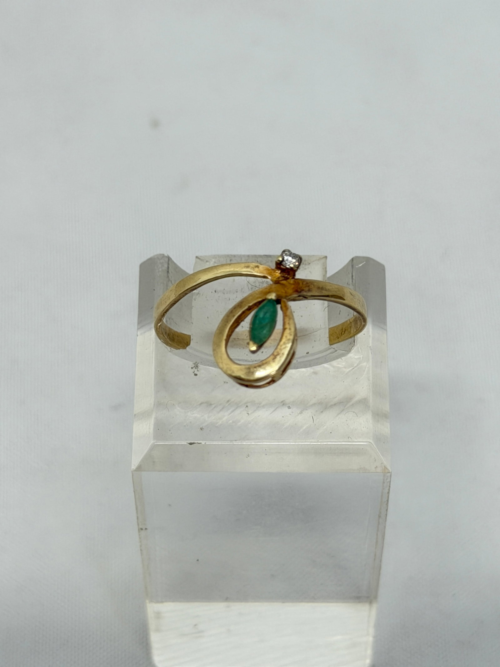 Vintage 14K Gold Ring with Diamond & Emerald , TW 1.67g , Sz 8: Vintage 14K Gold Ring with Diamond & Emerald , TW 1.67g , Sz 8