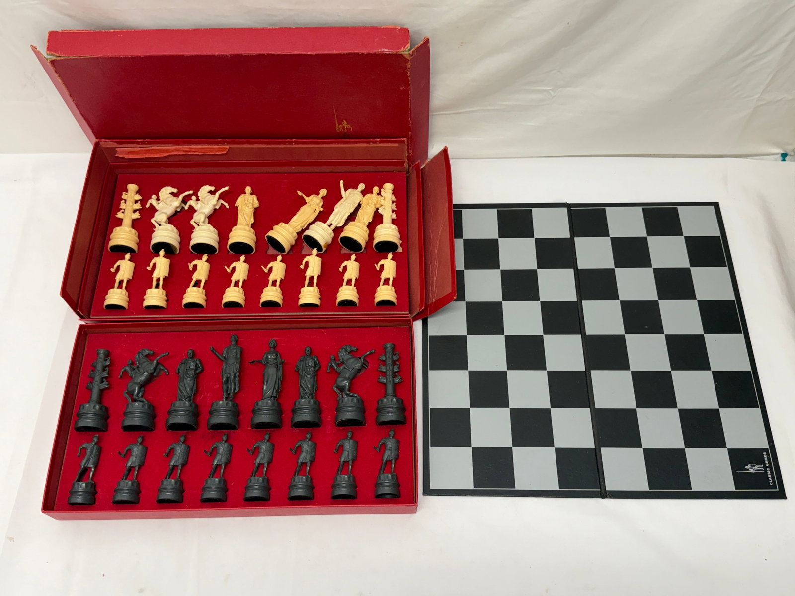 Vintage Classic Games Chess Set Ancient Rome (1 of 3)