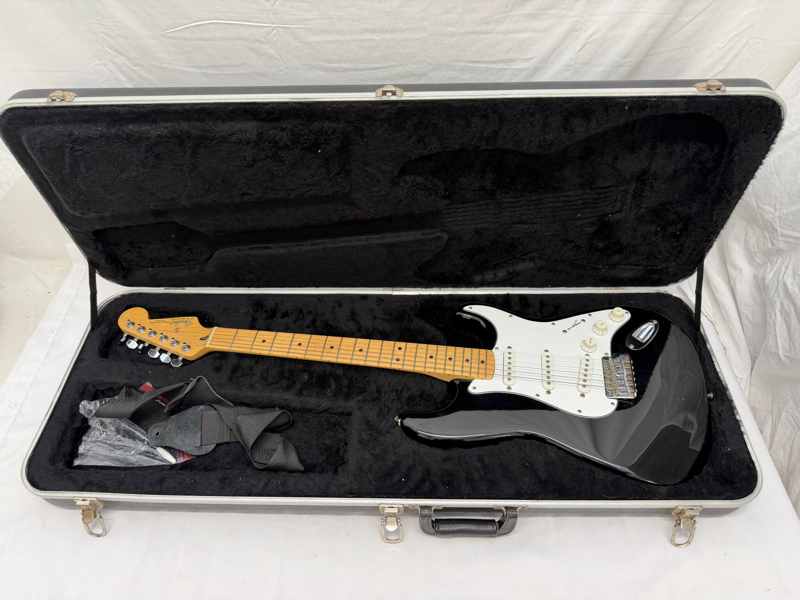 Fender Stratocaster Electric Bass Guitar with Fender Hardcase 39"L (1 of 9)