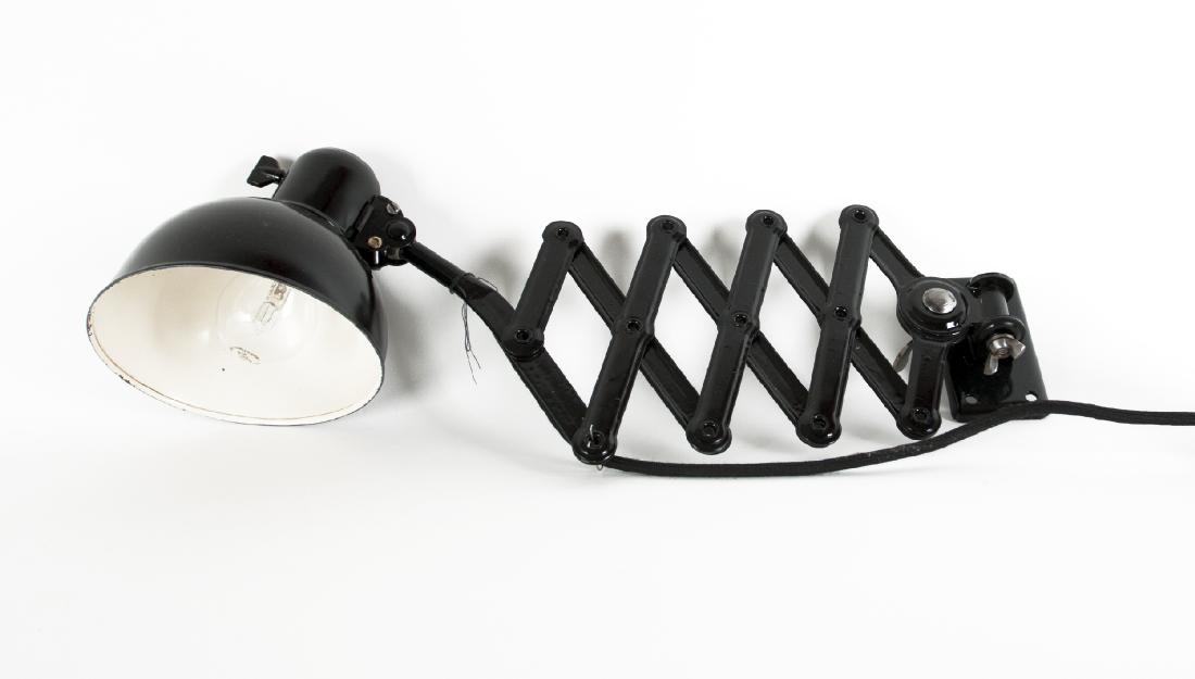 Dell, Christian: Kaiser Idell-Scherenlampe: Christian Dell, 1893 - 1974 Kaiser Idell lamp Metal, painted black; Diameter screen 16 cm; Inscribed ''Original Kaiser Idell''