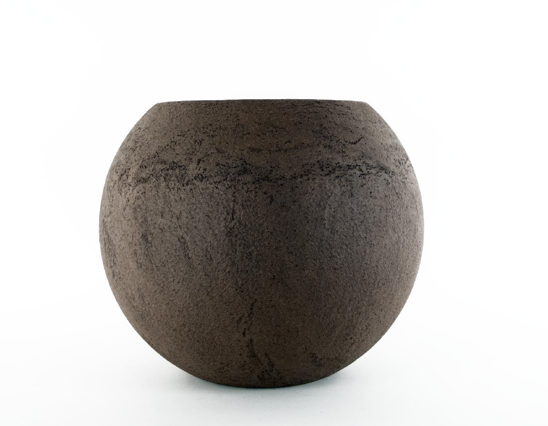 Cappellini Kollektion: Bong Beistelltisch: Cappellini collection, Bong side table Lava powder on glass fiber reinforced resin, 2004; H 40 cm, diameter 48 cm
