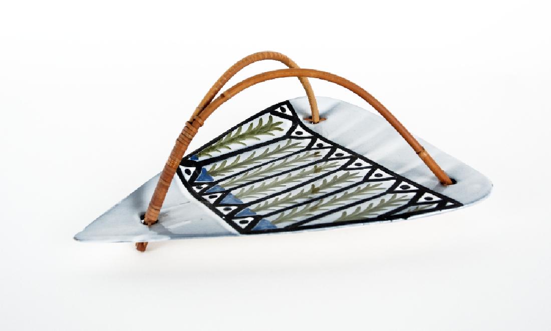 Capron, Roger: Roger Capron; 1906 - 1983 Bowl Ceramic, glazed, bast-handle, unique around 1950; H 12 cm, W 21,5 cm, L 28 cm; signed below ''Capron Vallauris''