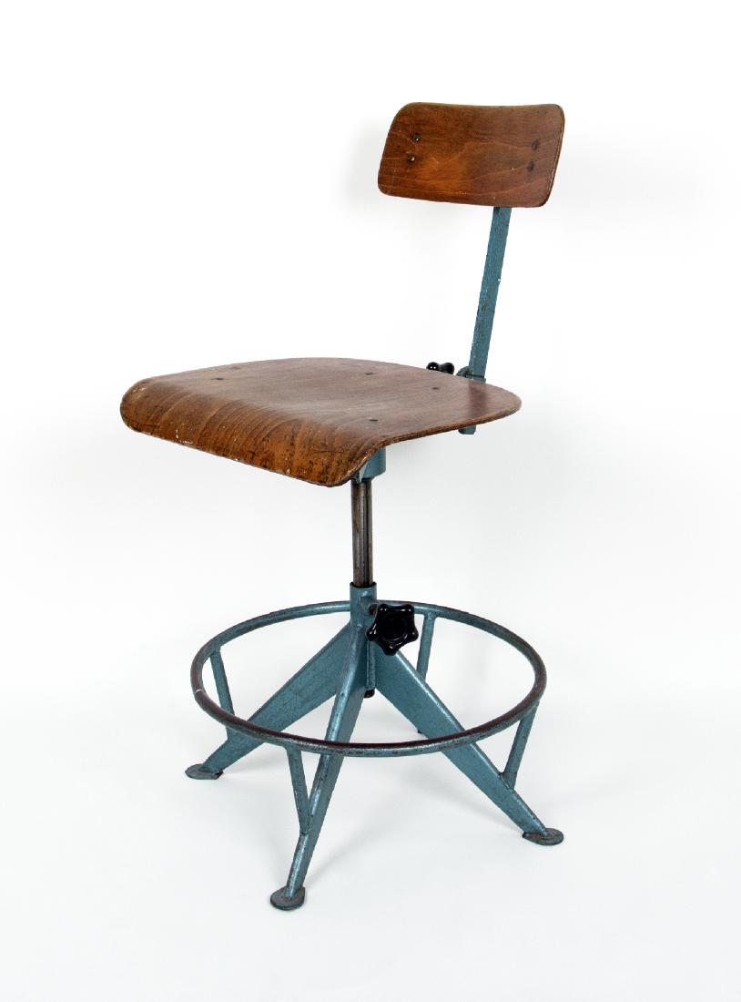 PROUVE, JEAN: Jean ProuvÃ© 1901 - 1984 Workshop Chair Wood, steel, painted, around 1950; H 75 cm, W 38 cm, D 47 cm; rare version with foot ring; Lit .: 1000 chairs, Taschen-Verlag Cologne; P. 200