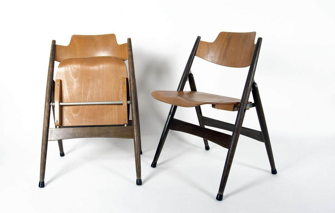 Eiermann, Egon: Zwei SE 18 Klappstuehle: Egon Eiermann 1904 Berlin - 1970 Baden Baden Two SE 18 folding chairs Beech plywood, 1952; H 74.5 cm, W 50 cm, D 55 cm; Manufacturer: Wilde & Spieth