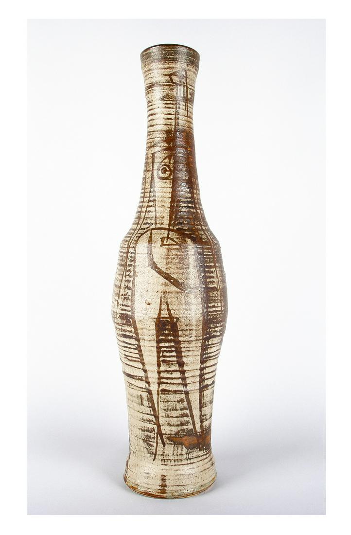 Washington, Robert Johnson: Standing vase with figures: Robert Johnson Washington 1913 London - 1997 Standing vase with figures Stoneware, glazed, revolving decoration with abstracted, female nudes, 1965; H 52.5 cm; inscribed below the standing ring and da