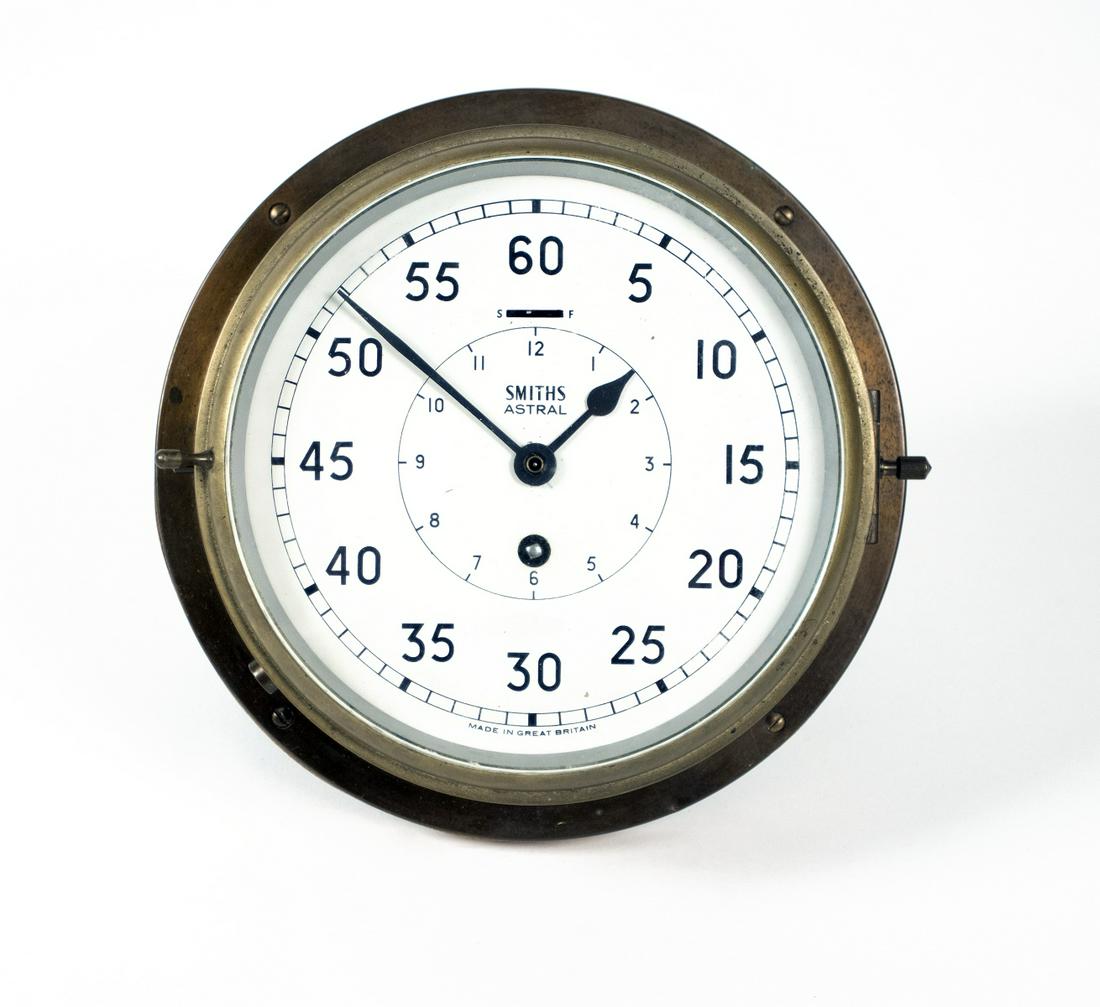 Smiths Astral: Schiffsuhr: Smiths Astral Ship's clock Brass case and metal, dial painted; Ship's clock with hour and minute hand; Diameter 26.5 cm, D 12 cm; Dial inscribed ''Smiths Astral'' and ''Made in Great Britain''; screwe