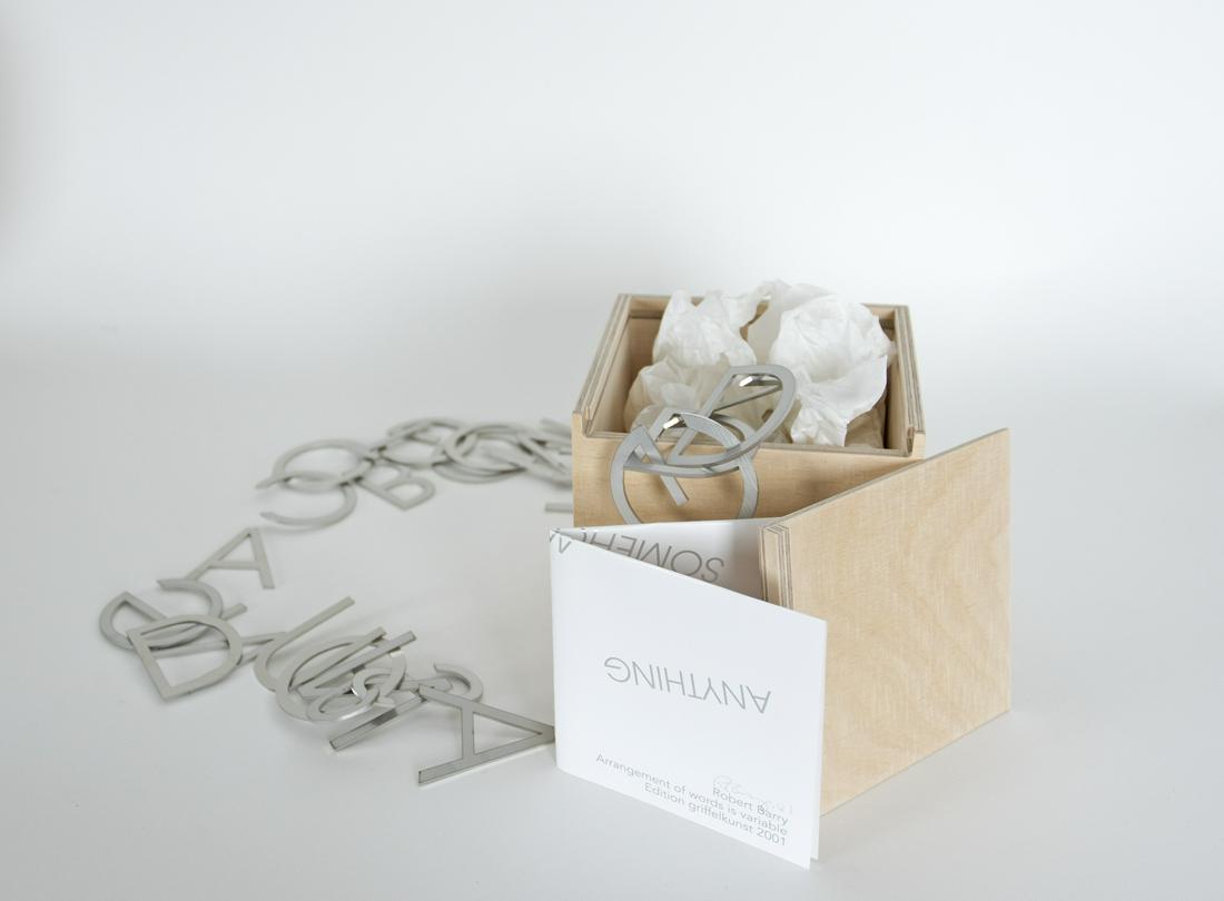 Barry, Robert: Arrangement of words is variable: Robert Barry 1936 Arrangement of words is variable Steel letters, cut and brushed, in a wooden box; H 12 cm, W 12 cm, D 12 cm; signed and dated ''RBarry.01'' on the enclosed leaflet