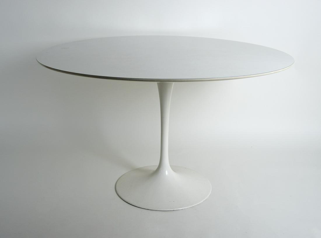 Saarinen, Eero: Esstisch (1 of 2)