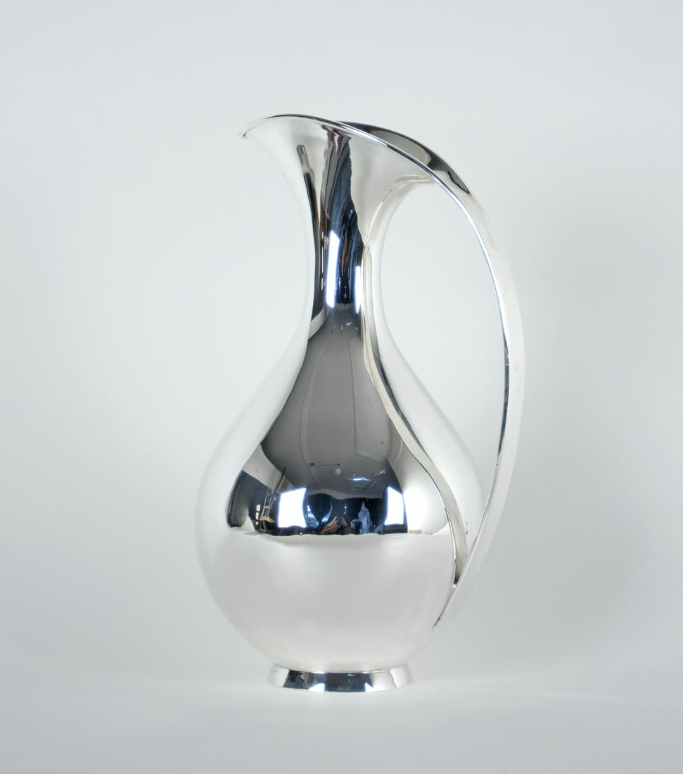Fisker, Kay: Pitcher: Kay Fisker 1893 - 1965 Pitcher Silver, 1927; H 27 cm; marked below ''Kay Fisker'', ''AMichelsen Copenhagen'', ''Sterling Denmark'', ''C R V9'' and ''1.5L''; very faint bumps in the lower part