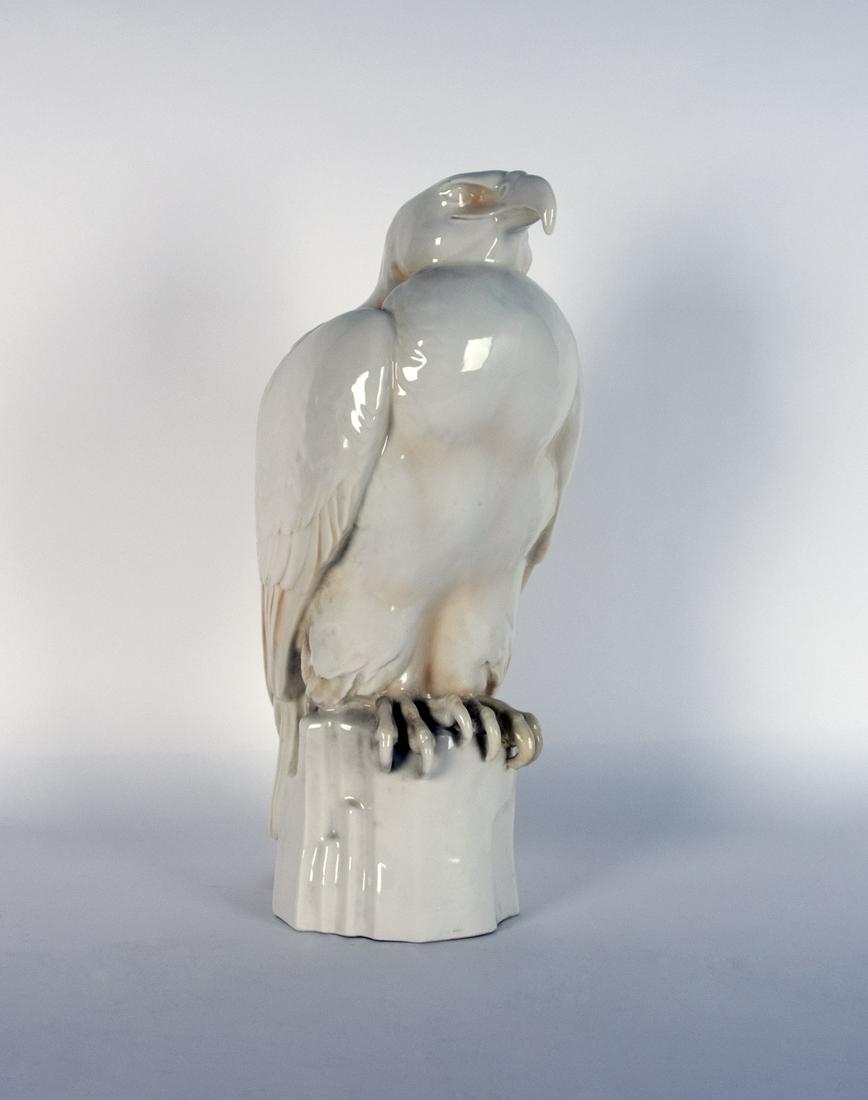 Bueschelberger, Anton: Grosser Steinadler: Anton Bueschelberger 1869 - 1934 Great golden eagle White china; H 49 cm, W 16 cm, D 22 cm; inside with brand ''ENS'' and ''Ens-Porzellan Volkstedt'' (Karl Ens); restored