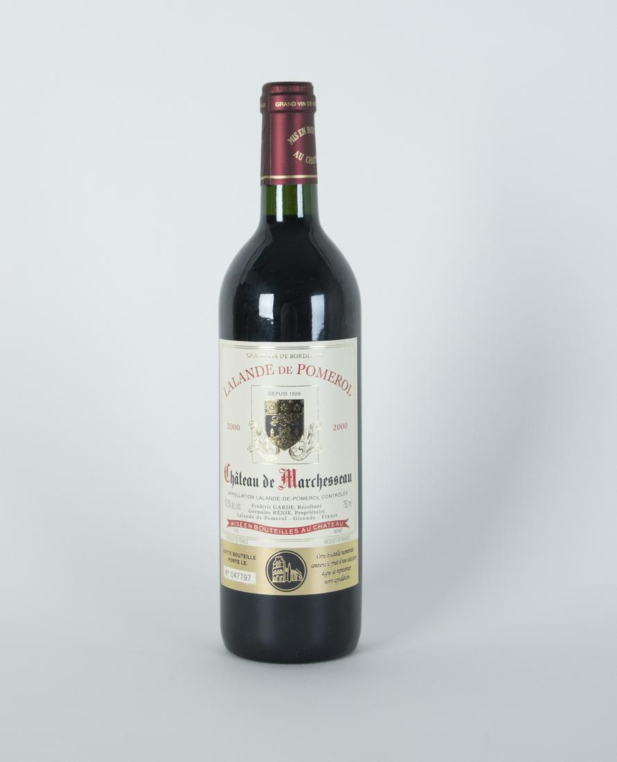 Chateau de Marchesseau: 12 Flaschen in originaler: Chateau de Marchesseau 12 bottles in the original wooden box Red wine, Lalande de Pomerol, 2000; 12x 750 ml; 12.5% vol.