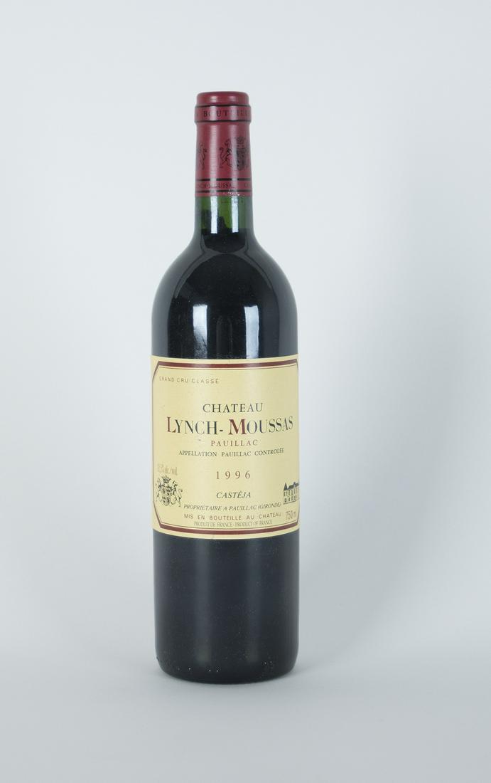 Chateau Lynch Moussas: 12 Flaschen in originaler: Chateau Lynch Moussas 12 bottles in the original wooden box Red wine, Pauillac, 1996; 12x 750 ml.; 12.5% vol.