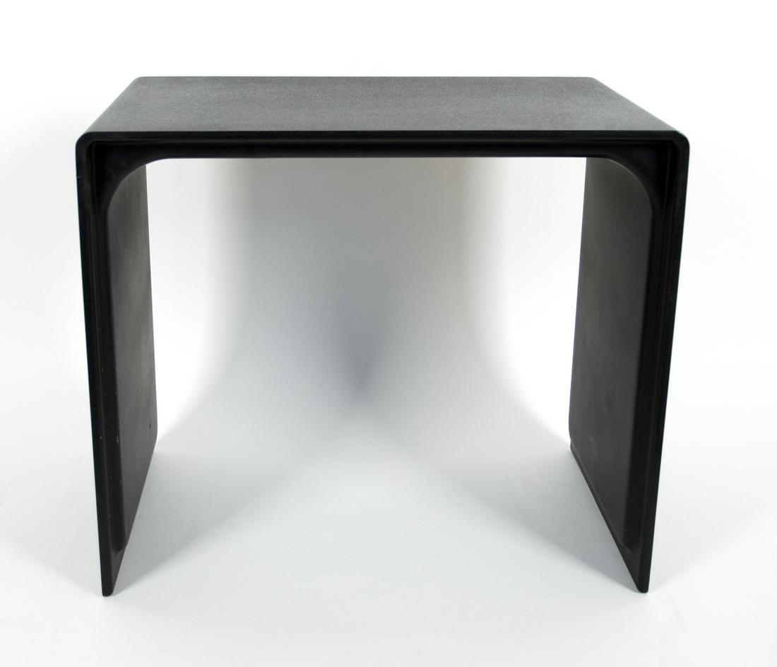 Rams, Dieter: Beistelltisch 621: Dieter Rams 1932 Side table 621 Plastic under double-layers of textured paint; H 45 cm, W 52.5 cm, D 32 cm; Manufacturer: Vitsoe; Designed in 1962