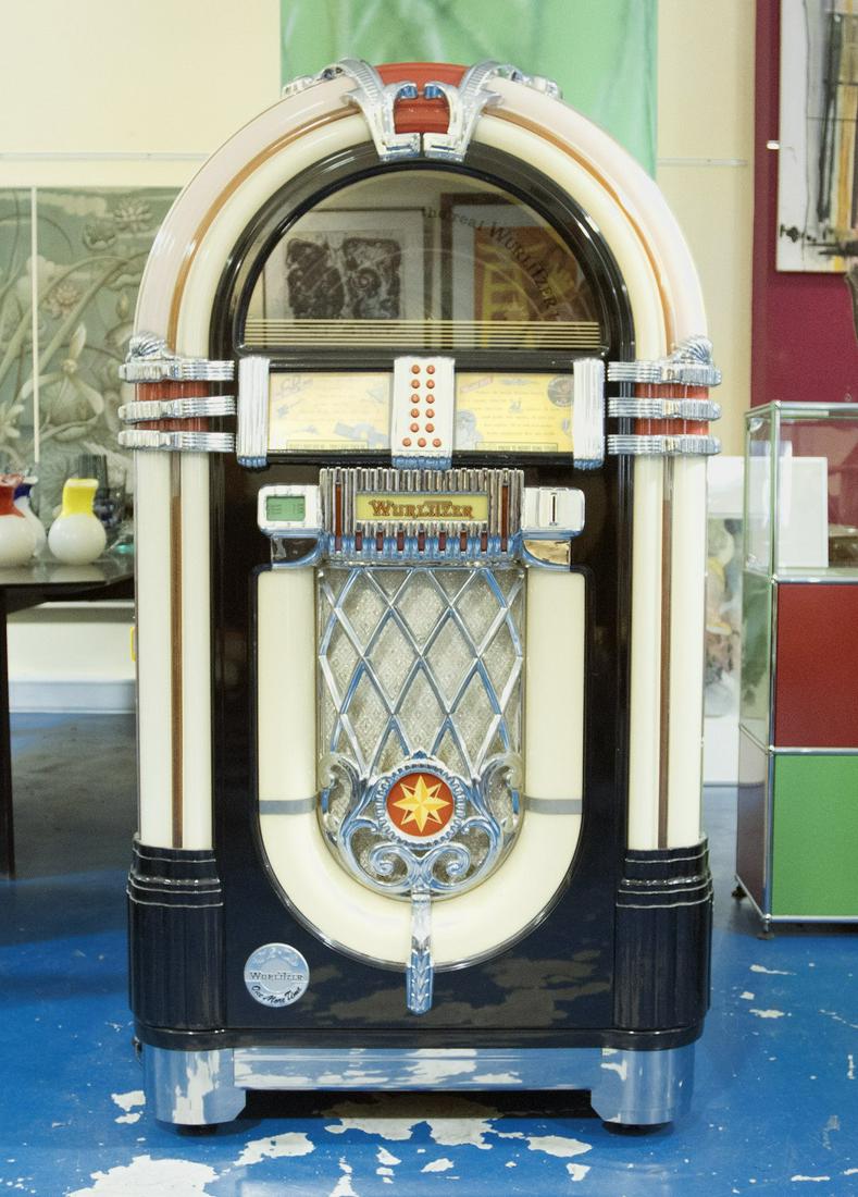 Deutsche Wurlitzer GmbH: One More Time Musikbox: Deutsche Wurlitzer GmbH One More Time music box Metal, wood, plastic, 1980s; H 153 cm, W 80 cm, D 60 cm; CD box