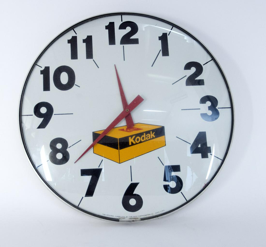 Ohio Thermometer Co.: Wanduhr ''Kodak'': Ohio Thermometer Co. Wall clock ''Kodak'' Metal, acrylic glass; Dia. 46 cm; inscribed on the dial ''The original Jumbo dial by the ohio Thermometer Co.-Ohio U.S.A.''; verso label ''Cordless Battery op