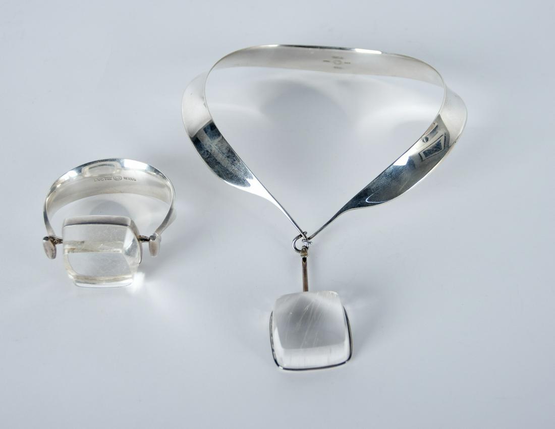 Torun Buelow-Huebe, Viviana: Halsband mit Anhaenger und Armreif: Viviana Torun Buelow-Huebe 1927 - 2004 Necklace with pendant and bracelet for Georg Jensen Silver, rutile quartz; Diam. 12.5 cm (choker) and 6 cm (bracelet); each marked ''Torun'', ''Georg Jensen'', '