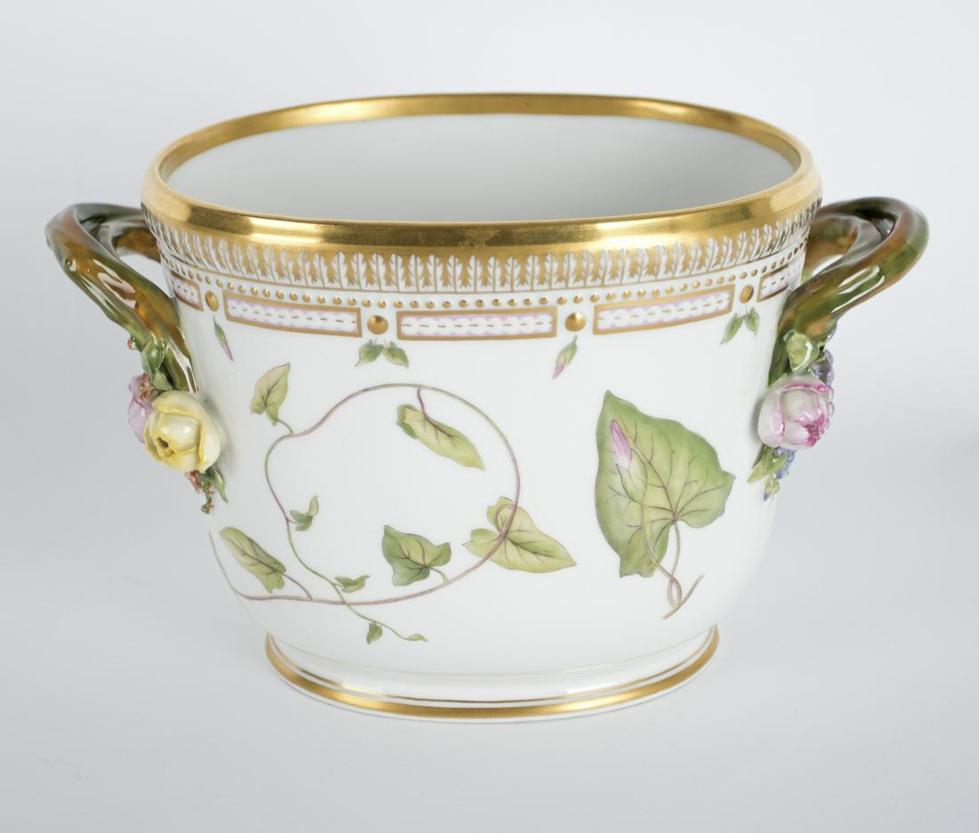 Royal Copenhagen: Weinkuehler Flora danica/Convohulus sepium: Royal Copenhagen Wine cooler Flora danica/Convohulus sepium Porcelain, painted and decorated with gold; H 16.5 cm, W 26 cm, D 15 cm; marked ''Royal Copenhagen Denmark'' below, numbered ''20 3569 clx''