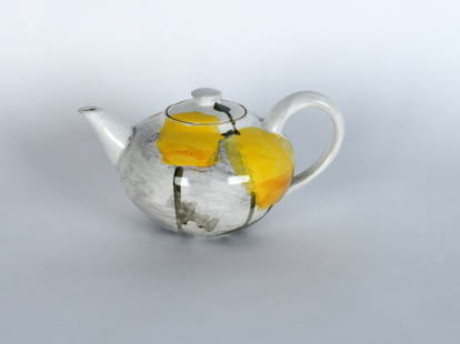 Fussmann, Klaus: Deckelkanne mit Motiv ''Gelbe Blüten'': Klaus Fussmann 1938 Velbert Lidded jug ''Yellow flowers'' Ceramic, whitish shards, colored glaze; H 13 cm, L 24 cm, W 16 cm; monogrammed below