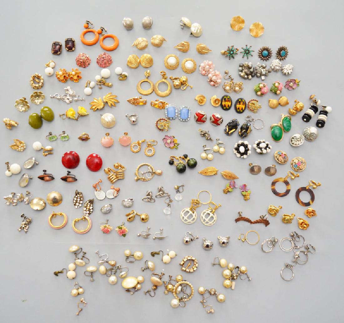 Huge Lot Of Vintage Costume  Jewelry Earrings (1 of 5)