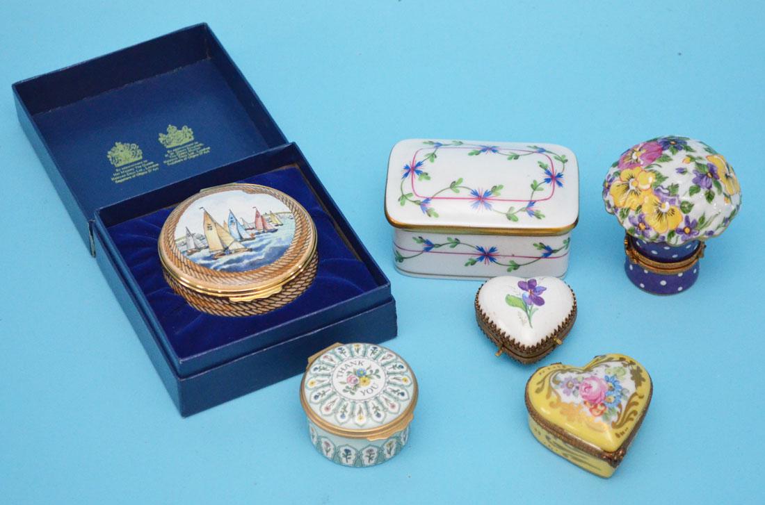 Great Lot of Collectibles (Halcyon Days, Limoges,: Lot includes: Halcyon Days regatta box (2 3/8" diameter), Halcyon Thank You box (1 5/8" diameter), Limoges Pansy box 2.25"t, Limoges heart (1"t), Austrian porcelain violet box 1.5" wide (some crazing)