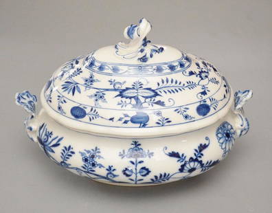 Stunning Meissen Blue Onion Covered tureen: Measures approximately 10" tall x 14 1/8" tip to tip x 8.5" deep at top. No chips/cracks, first quality