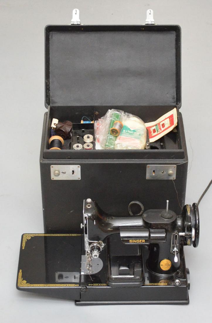 Vintage Singer Sewing Machine in Box (1 of 5)