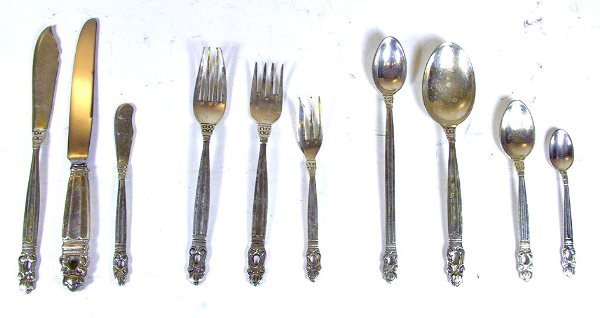 98 Piece Mexican Sterling Silver Flatware Set: Marked Mexico 925 sterling with a hallmark.( 7 ) 8 1/2 " knives, (1) 8 1/4" serving knife, (12) 5 1/2 " butter knives( 10) 71/2" spoons, (9) 7 1/4" spoons,(12) 5 1/4 "spoons,(10) 4 1/2" spoons, (13) 6