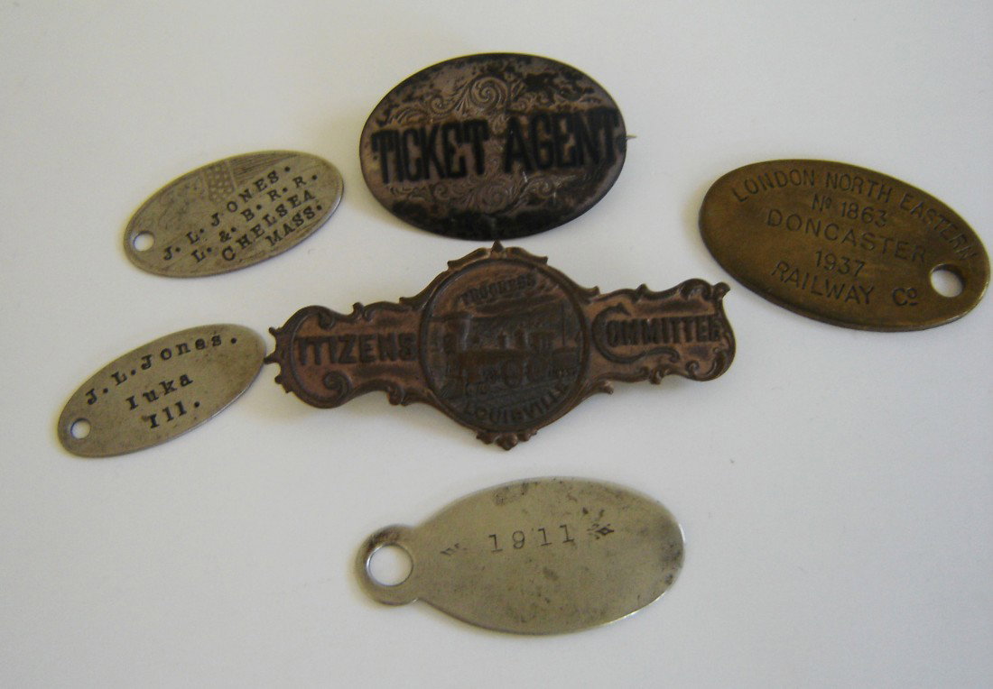 6 Antique Pins And Advertisment Tags: 1 ticket agent pin citizens committee Louisville pin B. of R.T. 426 Gee .A. Cohn Greenfield, Mass. 1911 London north eastern No. 1863 doncaster 1937 railway co. J.L. Jones L. & B.R.R. Chelsea, Mass. J