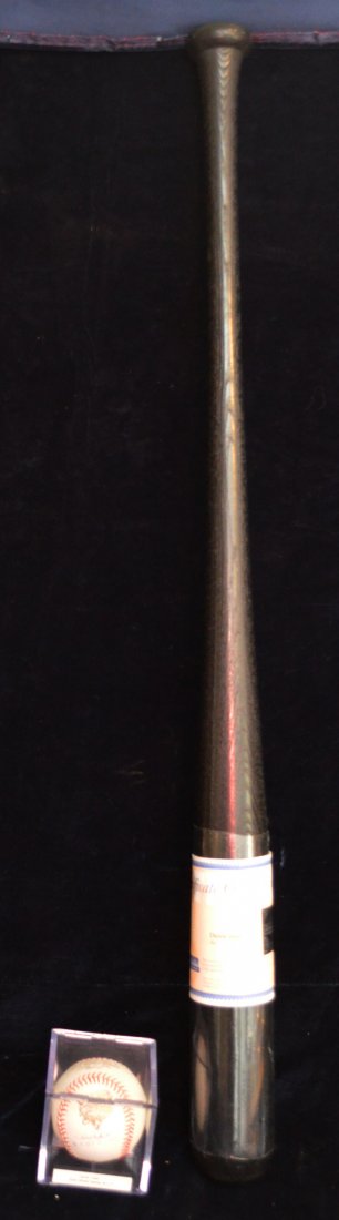 Derek Jeter Signed Baseball & Bat with COA: Louisville Slugger black baseball bat signed by Derek Jeter of the New York Yankees with a Steiner COA, also included is a 2000 World Series MVP ball with Grandstand Sports COA.