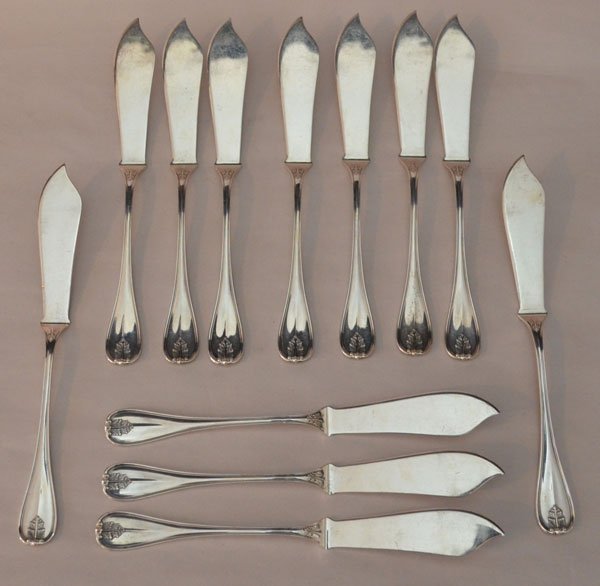 12 Buccellati Laura Sterling Fish Knives: 12 "W" monogrammed sterling silver individual fish knives (8.5"). Gross weight is 24.05ozt
