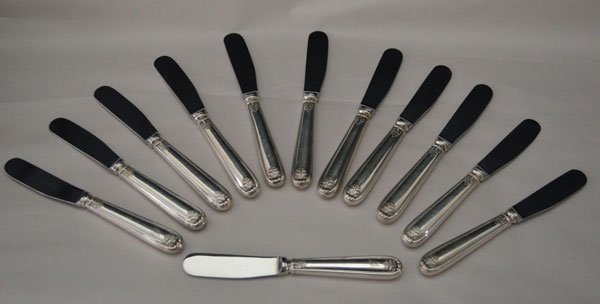 12 Buccellati Laura Sterling Handled Butter Knives: 12 "W" monogrammed individual butter knives with stainless blades (6 1/8").